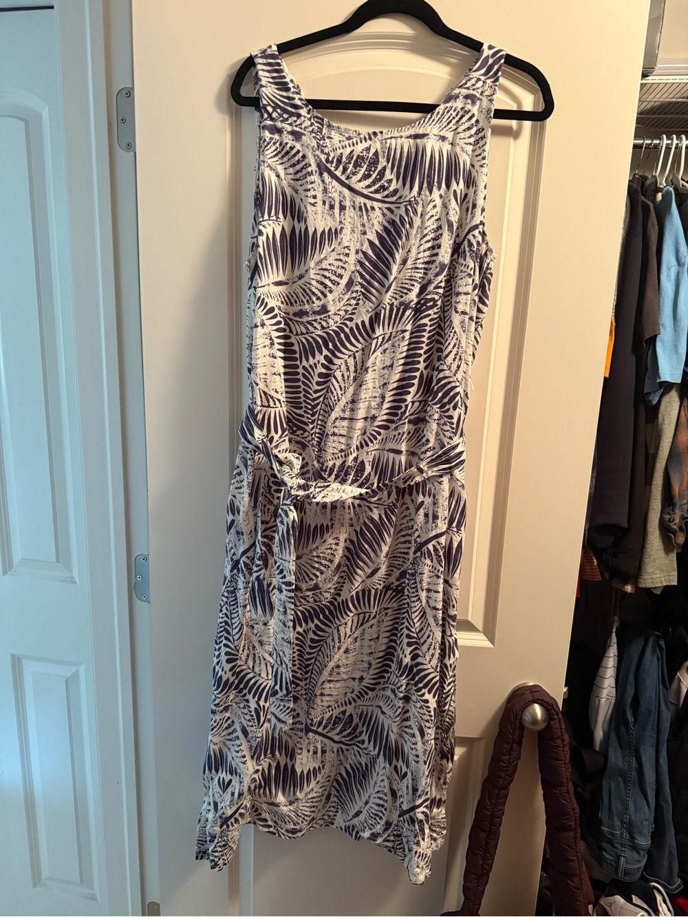 Tahari White and Navy Leaf-Print Tie-Waist Dress